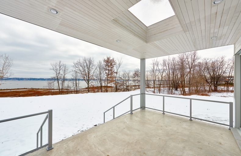 Rousseau construction Sur le bord du fleuve à Neuville VENDU